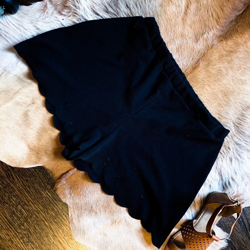 Boohoo high waisted scalloped hemmed short